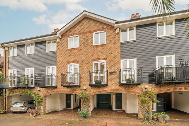 3-bed house on 16, Harvest Lane, Thames Ditton, £799,950