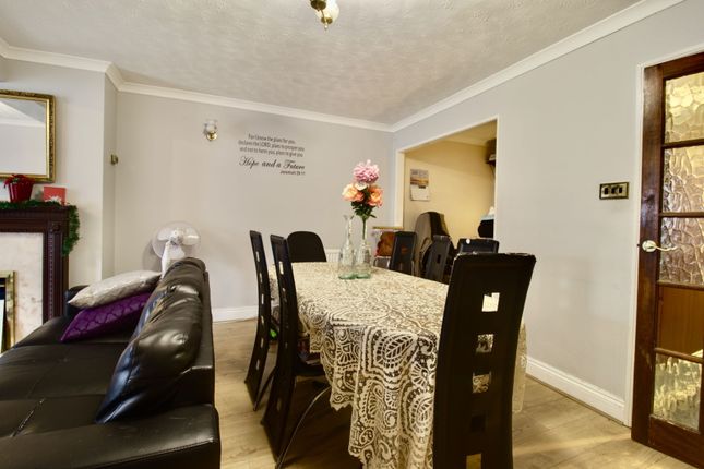 10, Tansey Close, Romford photo 2