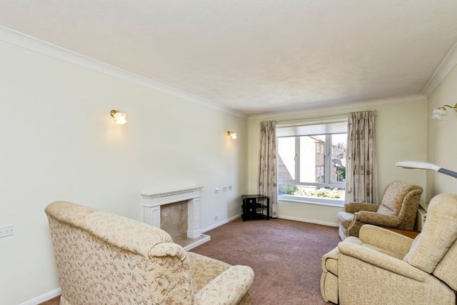 15, Chesterton Court, Horsham photo 3