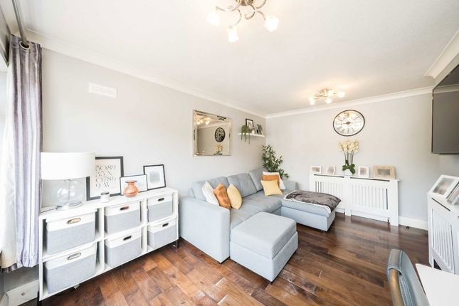 10, Cedar Way, Sunbury-On-Thames photo 3