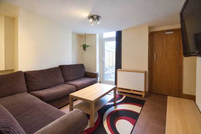 6-bed terraced on Rhymney Street, Cardiff, £2,850/mo