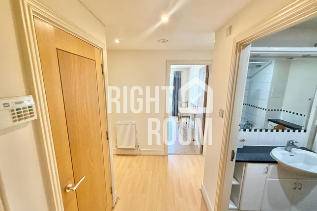 Room 2, Flat 51, Studley Court, London photo 3