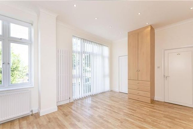 Town house to rent in Middle Field, London
