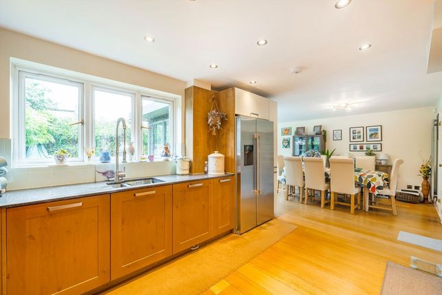 3, Hazelbury Close, London photo 4