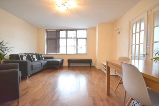 Meadow Close, Raynes Park photo 2