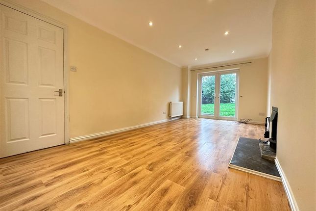 Spring Hills, Harlow photo 2