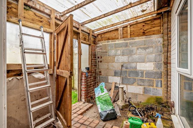 1, Dove Close, Waterlooville photo 4