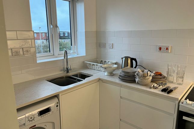 Flat to rent in Woodgate Drive, London