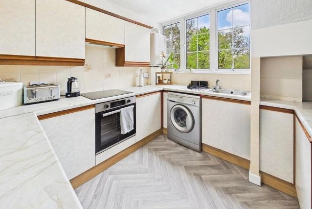 Flat 10, Netley Hill House,, Netley Hill Estate, Hampshire photo 2