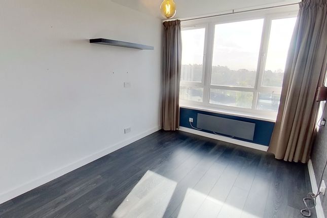 64  Ingledew Court, Leeds photo 5