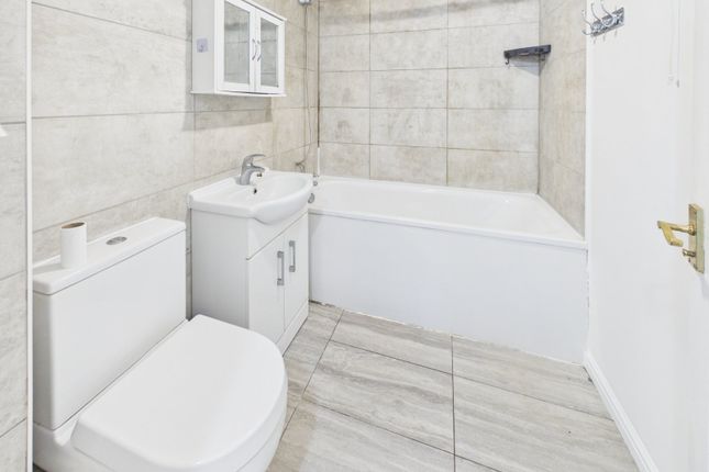 132, Hurworth Avenue, Berkshire photo 4