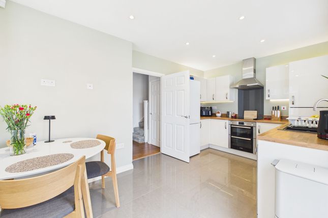 14 Hartland Drive, Nottingham photo 2