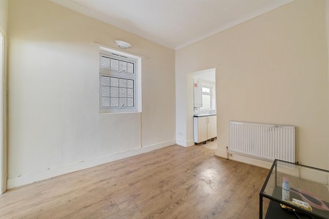 Flat A, 122, Norman Road, London photo 4