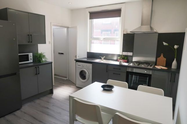 Thumbnail Property to rent in Harold View, Hyde Park, Leeds