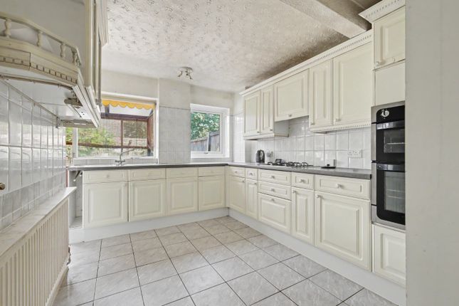 7 Perry Spring, Basildon, Essex photo 2