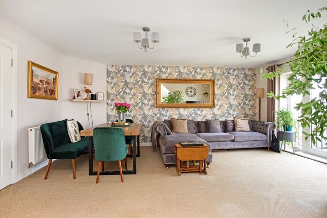 Flat 7, Royal Court, 10, Limes Close, Redhill photo 2