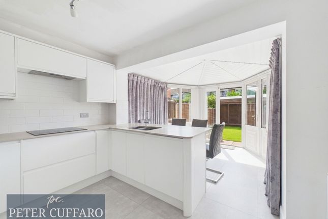 111 Caxton Road, Hoddesdon photo 3