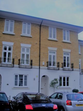 Town house for sale in Courtenay Avenue, Sutton