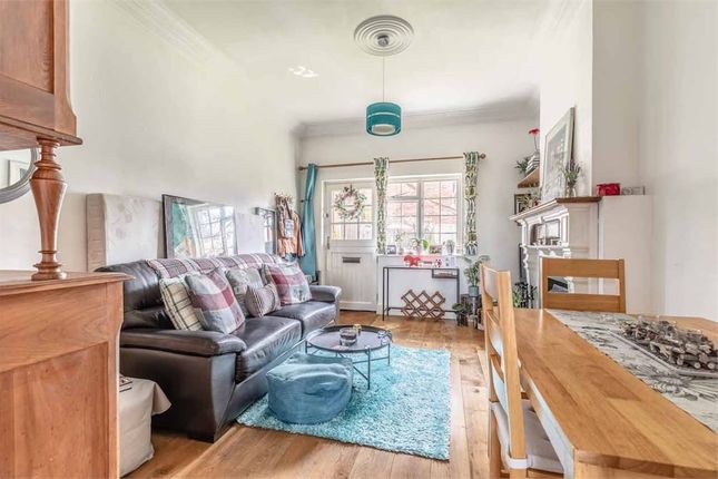 105d, Slough Road, Datchet photo 3