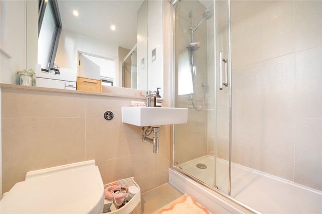 Apartment 602,, Titanium Point, London photo 4