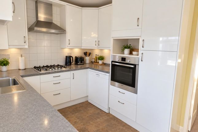 2, Beehive Road, Staines-upon-Thames photo 3