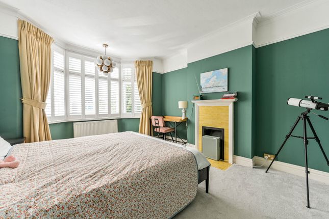 Camberley Avenue, Raynes Park photo 4