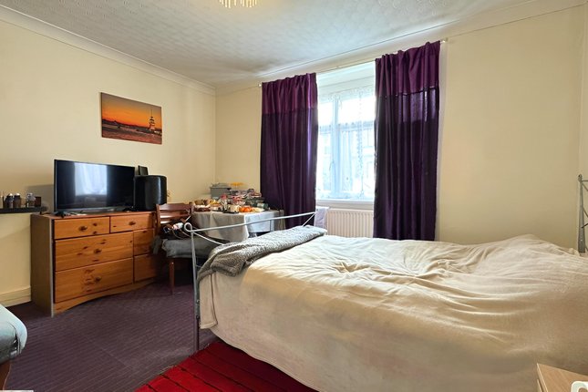 31 Wellesley Road, Slough photo 3