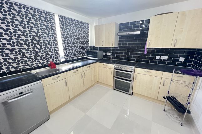 3-bed house on 22, Gardner House, Feltham, £2,000/mo