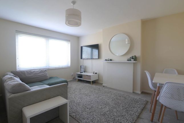 11, Wellfield Close, Hatfield photo 2