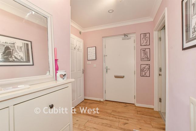 6, Roberts Way, Cranleigh photo 3