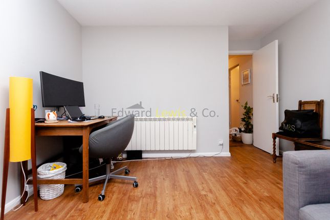 65 , Coopers Close, London photo 4