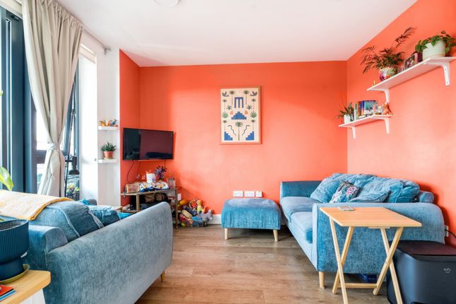Santa Maria Court, 133 Duckett St, London photo 4