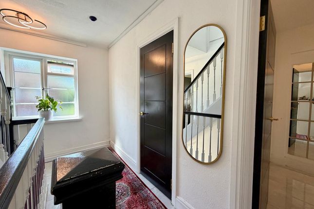 13 Linden Lawns, Wembley photo 4