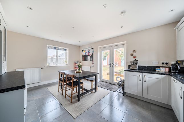 28, Garnet Crescent, Swindon photo 5