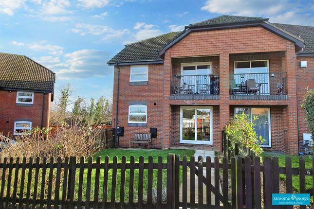 Thumbnail Flat for sale in Bowling Green Lane, Purley On Thames, Reading