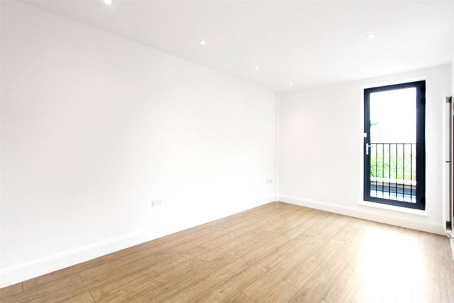 Flat 2, 100, Chatsworth Road, London photo 4