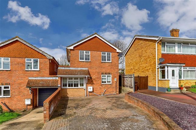 Link-detached house for sale in Lyndhurst Way, Istead Rise, Kent