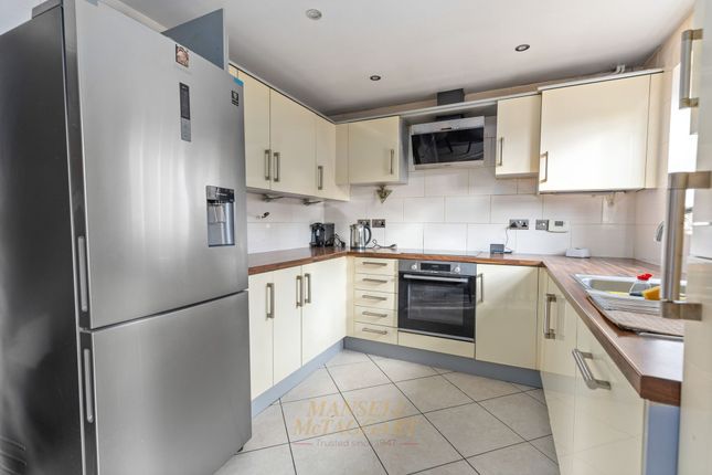 18 Brookfield Drive, Horley photo 4