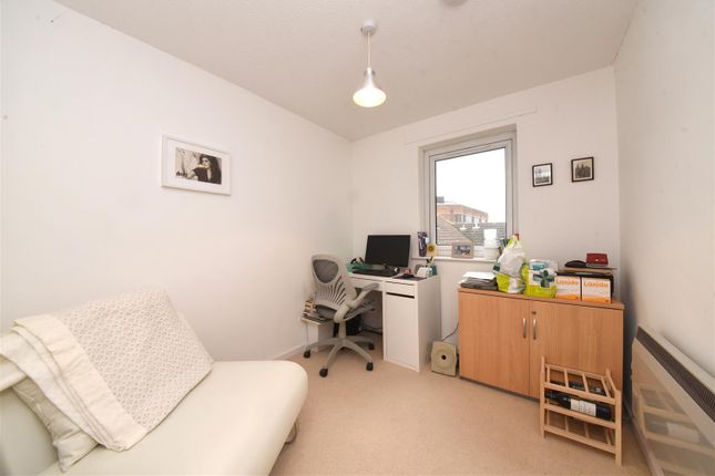 Flat for sale in Stokes Court, East Finchley