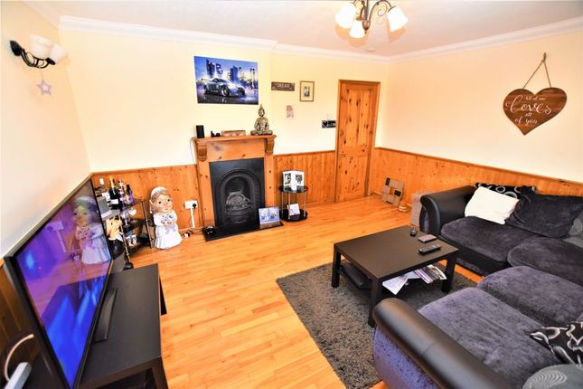28, Petersfield Close, Romford photo 5