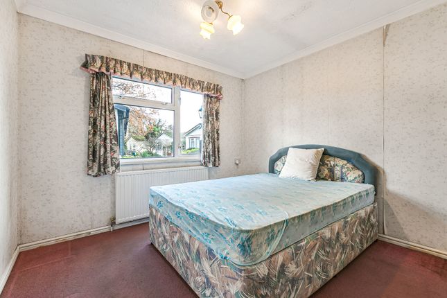 34, Fordbridge Park, Sunbury-on-Thames photo 4