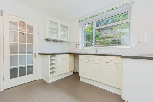 8, Highfield Drive, Mossley photo 4
