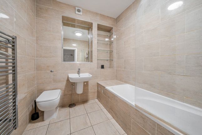 Flat 9, Brownhill Court, 1B, Brownhill Road, London photo 3