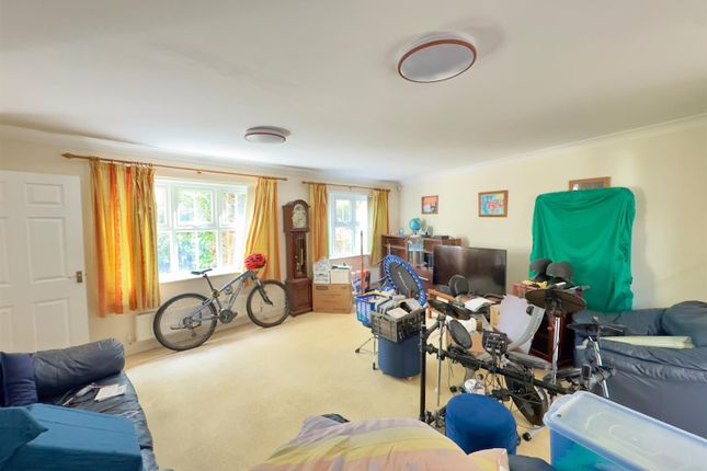 9, Kings Worthy Road, Fleet photo 2