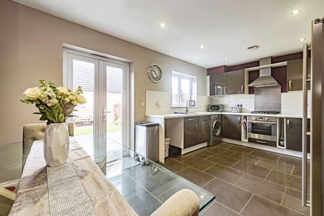 12, Swift Fields, Bracknell photo 2