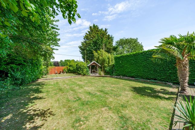 Thumbnail Bungalow for sale in Abingdon Road, Standlake, Witney, Oxfordshire