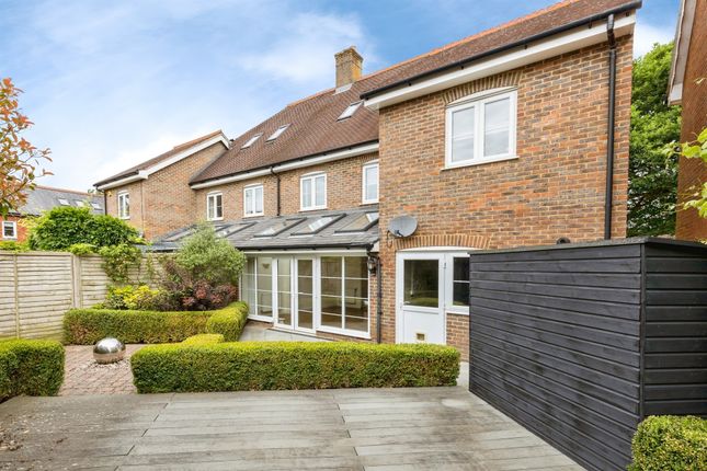 2, Farley Close, Horsham photo 4