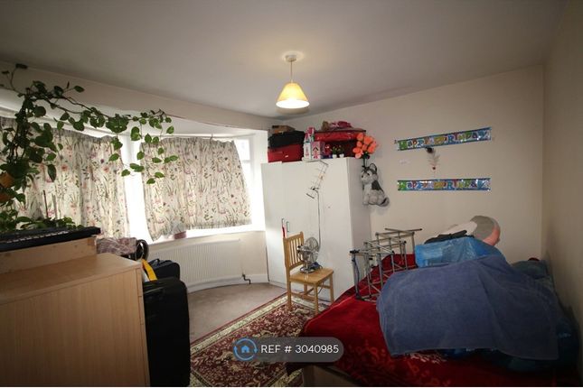 Flat, Woodside Avenue, Wembley photo 5