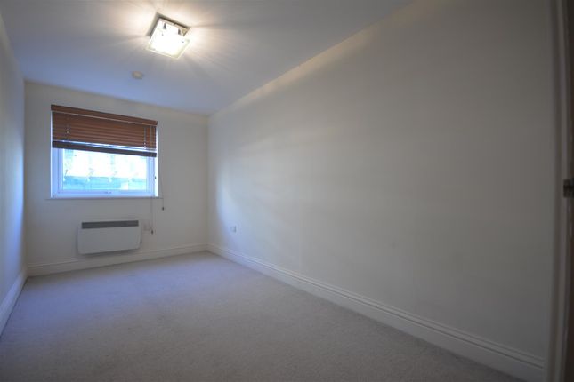 Flat to rent in Station Approach, Epsom, Surrey