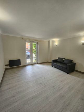8, Fulmar Close, Surbiton photo 4